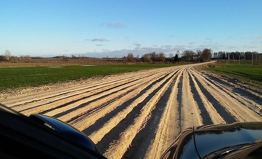 Pa šādu «kartupeļu laukam» līdzīgu ceļu - Dāliņi-Strēlnieks Mežotnes iedzīvotājiem jāpārvietojas katru dienu.
Autors: Aculiecinieka foto.