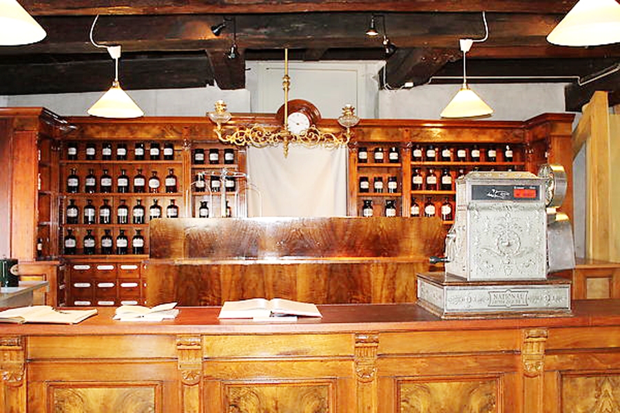 Aptiekas interjers Mažeiķu rajona Viekšņu ciemā nav mainījies kopš 19. gadsimta beigām.
Autors: no mazeikiaimuziejus.lt.