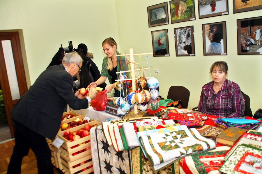 Maijas Lauriņas-Rimicānes (no kreisās) āboli garšoja visiem. 
Autors: Uldis Varnevičs