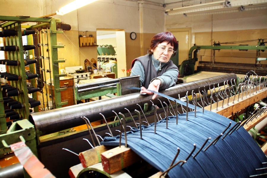 Lidija Hudjakova ir universāla meistare – auž, strādā ar spolēšanas mašīnām un metmašīnu. 
Autors: Uldis Varnevičs