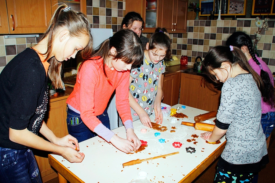 Mājturības kabinetā tapa svētku piparkūkas.
Autors: A. Dreimane