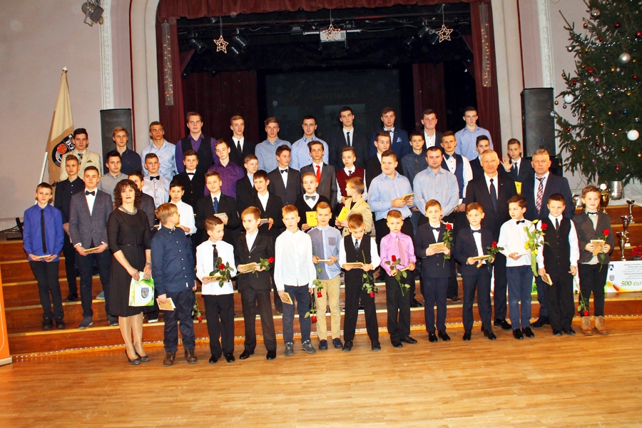 Bauskas novada Bērnu un jaunatnes sporta skolas basketbolisti un viņu treneri šoreiz tika godināti kuplā skaitā.
Autors: Uldis Varnevičs