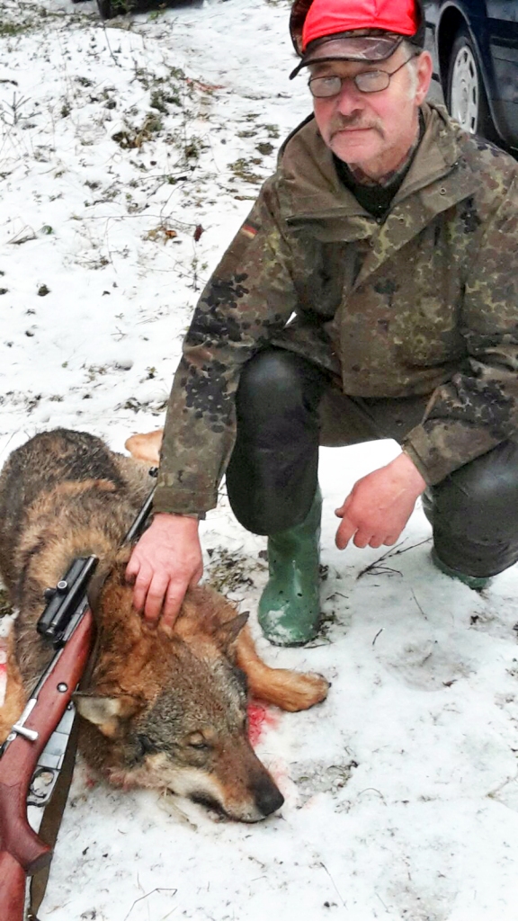 Jānis Zariņš, mednieku kolektīva «Zvirgzde» mednieks, ar medījumu.
Autors: no mednieku kolektīva «Zvirgzde» arhīva