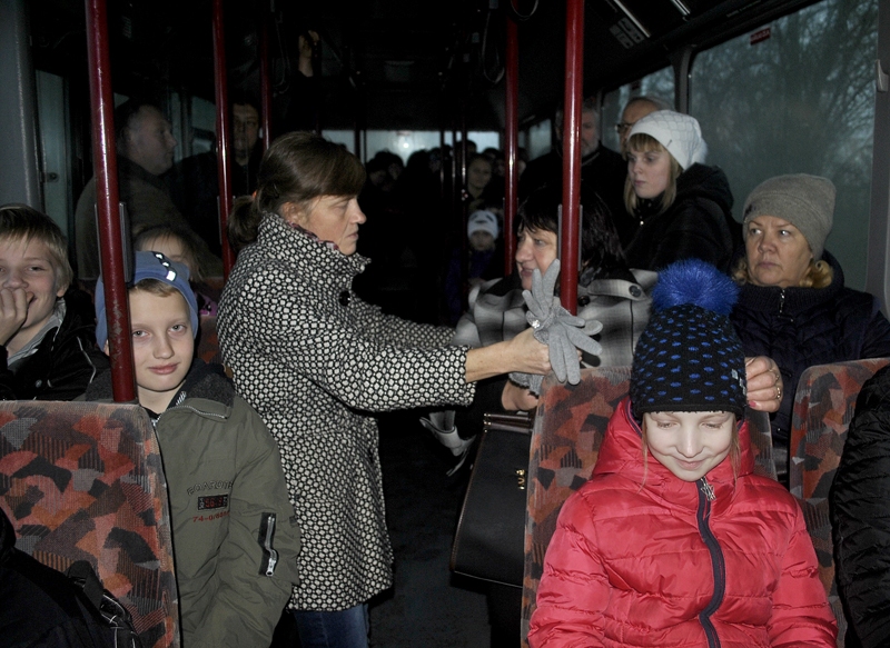 Pusotras stundas braucienā no skolas uz mājām kopā ar audzēkņiem dodas arī novada deputāti un administrācijas darbinieki.
Autors: Vilnis Auzāns