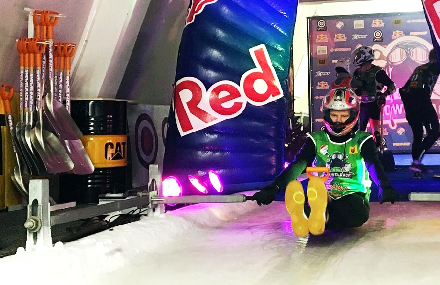 
Drošības dēļ sacensību starts notiek no bobsleja un kamaniņu trases dāmu starta sektora, kas atrodas zemāk par trases galveno starta sektoru. Tas tāpēc, lai ierobežotu braukšanas ātrumu, jo, traucoties no galvenā starta, drosmīgākie var pietuvoties 100 km/h. 
Autors: no showelrace.com.