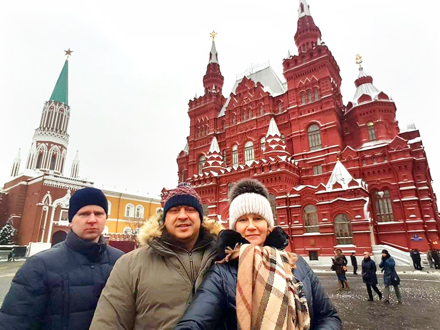 Mārtiņš Starodubcevs (no kreisās), Andis Kaspars un Vita Sirmele Maskavā, Sarkanajā laukumā.
Autors: no V. Sirmeles albuma.