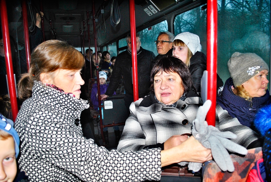 Pusotras stundas braucienā no skolas uz mājām autobusā kopā ar audzēkņiem dodas arī novada domes deputāti un administrācijas darbinieki. 
Autors: Vilnis Auzāns