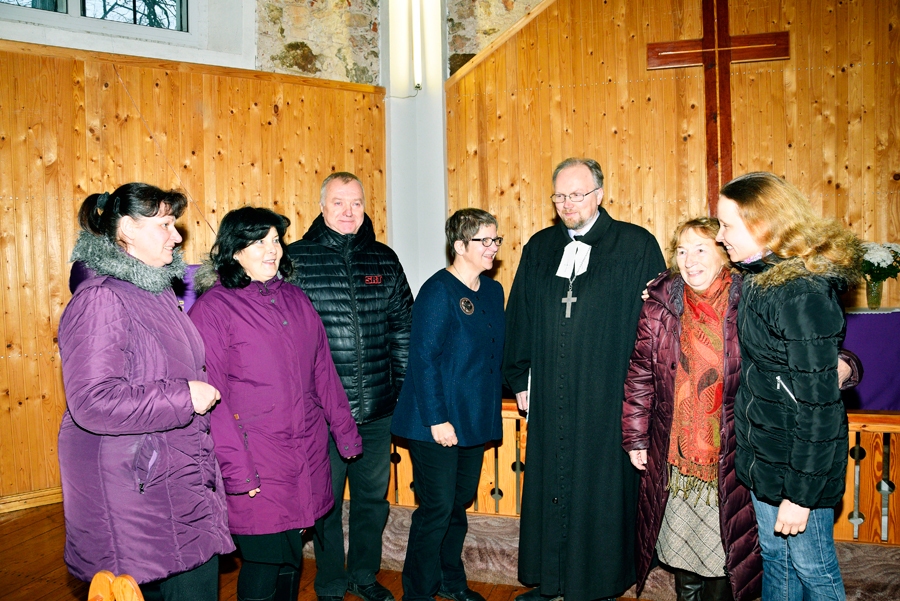 Iecavas luterāņu mācītājs Rolands Radziņš un ērģelniece Zaiga Lazdiņa-Radziņa (centrā) pēc ceturtās adventes dievkalpojuma ar draudzes dalībniekiem Gintu Lukstiņu (no kreisās), Daci Siugali un Jāni Siugali, Vandu Korbi un Sanitu Griboniku-Kārkliņu apsprieda Ziemassvētku norises baznīcā. 