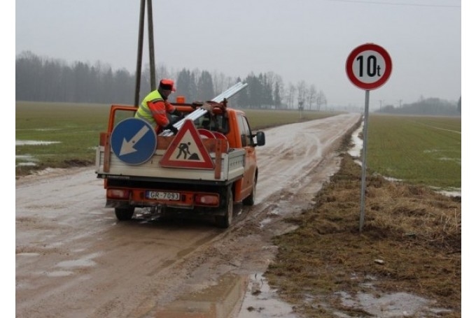 Uzņēmums «Latvijas Valsts ceļi» brīdina, ka mainīgo laika apstākļu dēļ grants ceļi daudzviet grūti izbraucami.
Autors: daugavasbalss.lv