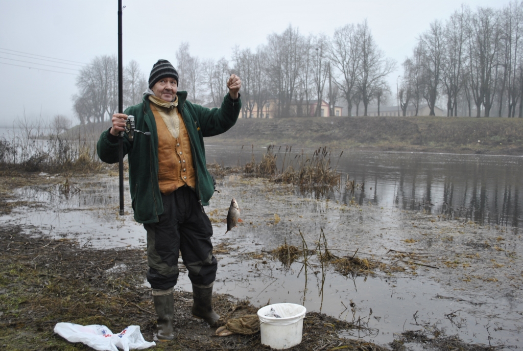 Jānis Kārkliņš rāda tikko noķertu raudiņu.
Autors: Māris Krūmiņš