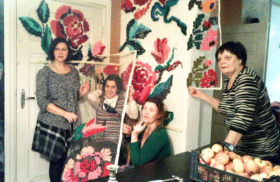 Meistardarbus demonstrē Solveiga (no labās) un Laura Ikertes, draudzenes Arta un Kristīne. Procesā iesaistījās arī domubiedre Līga, kuras nav attēlā.
Autors: no Ikertu ģimenes albuma.