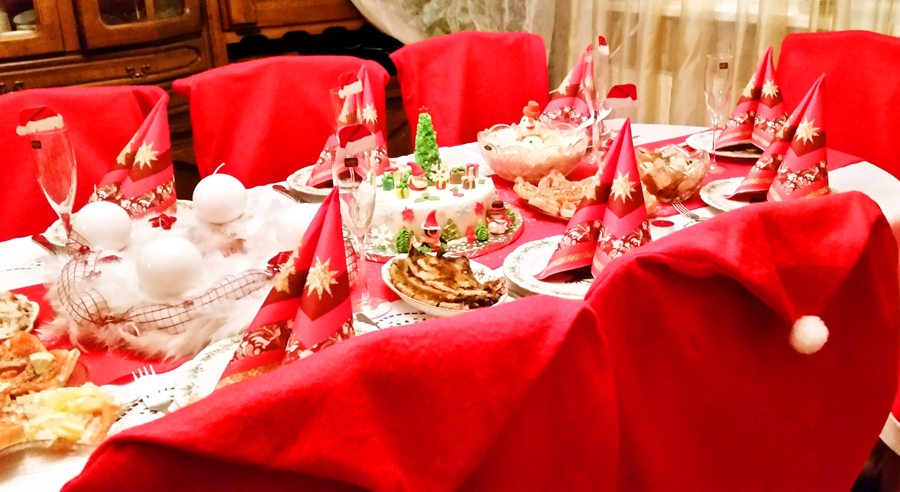 Ar nelieliem akcentiem iespējams panākt spilgtu un pamanāmu svētku galdu, sagādājot prieku pašiem un pārsteigumu viesiem.
Autors: Sandra Danosa