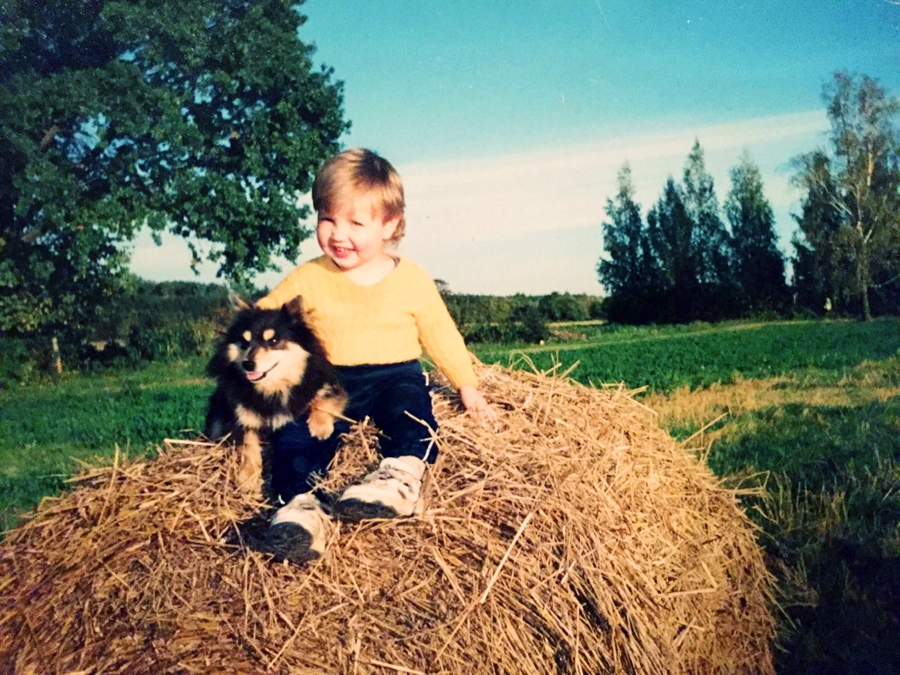 Bērnībā. Artūrs trīs gadu vecumā kopā ar suni Fredi. 
Autors: no personiskā albuma