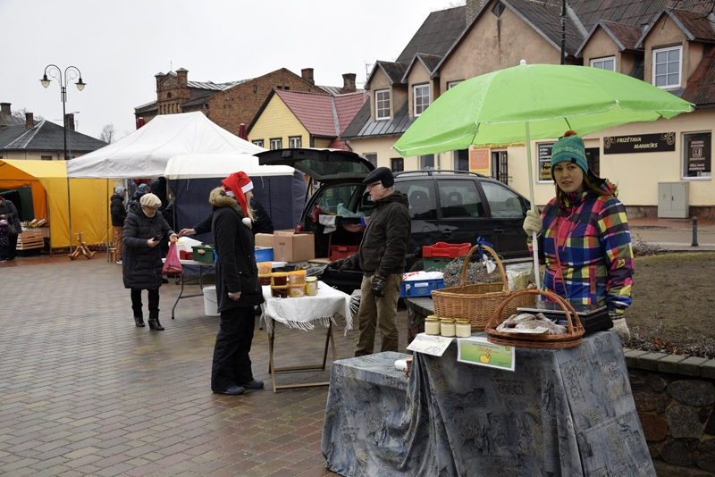 Bauskas Rātslaukumā Ziemassvētku tirdziņā dažbrīd bija vairāk pircēju, citubrīd lietus un drēgnais laiks ļaudis atturēja no iepirkšanās.
Autors: Ivars Bogdanovs