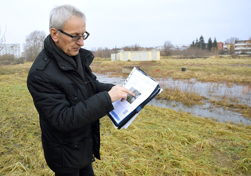 Voldemārs Čačs rāda plānā, kur paredzēts izbūvēt Pilskalna ielas turpinājumu.
Autors: Ivars Bogdanovs