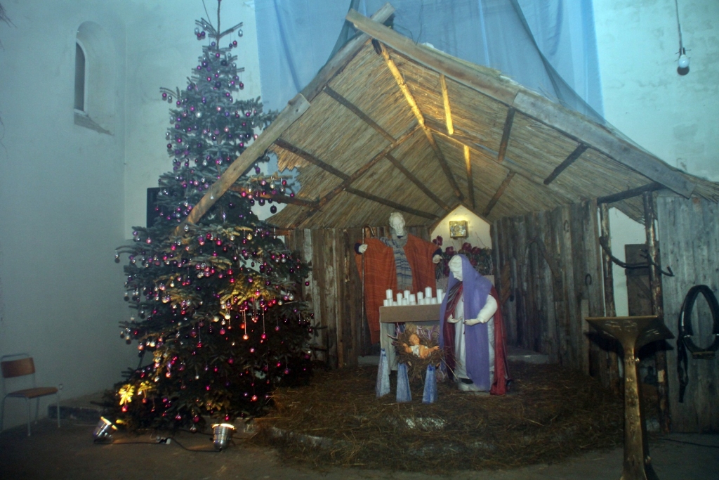 Kapelā 24. decembra rītā vēl tika veidota Kristus dzimšanas ainiņa, kas vakarpusē pārsteidza ikvienu apmeklētāju. Ciemiņi te tiek gaidīti joprojām.

Autors: Uldis Varnevičs