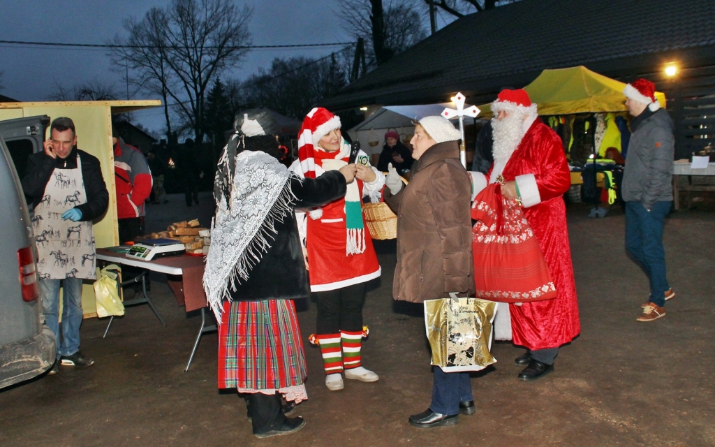 Ziemassvētku vecītis ar palīgiem radīja svētku noskaņojumu, dalot arī dāvanas. 
Autors: Uldis Varnevičs