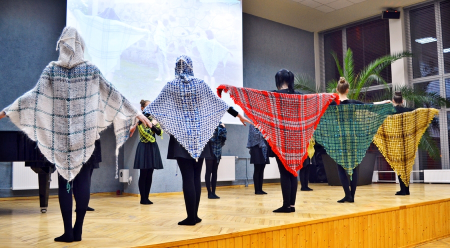 Šauļu ģimnāzijas audzēknes demonstrē lakatus un apmetņus.
Autors: Solveiga Ikerte