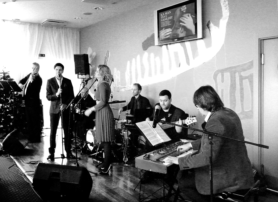 Jānis Lūsēns (no labās) kopā ar solistiem Andri Ērgli un Anniju Putniņu, izcilo vijoles virtuozu Raimondu Ozolu un J. Lūsēna instrumentālo grupu.
Autors: publicitātes foto