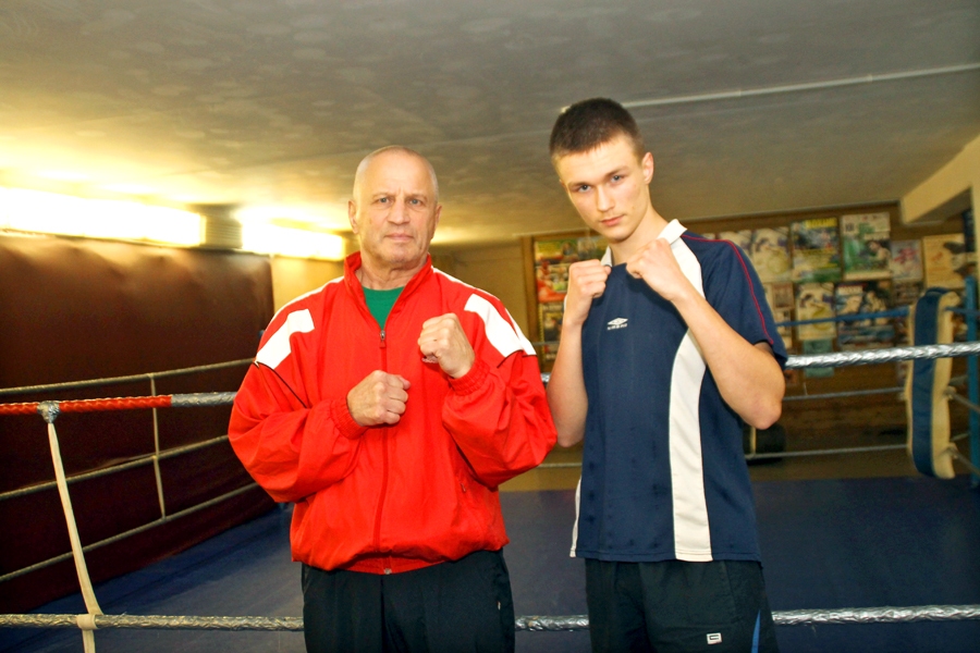Ervīns Mališevs (no labās) pēc trenera Valērija Hrustaļova ierosinājuma nākamgad plāno cīnīties profesionāļu ringā.
Autors: Uldis Varnevičs