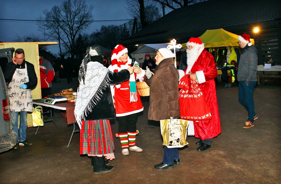 Ziemassvētku vecītis ar palīgiem radīja svētku noskaņojumu, dalot arī dāvanas.
Autors: Uldis Varnevičs
