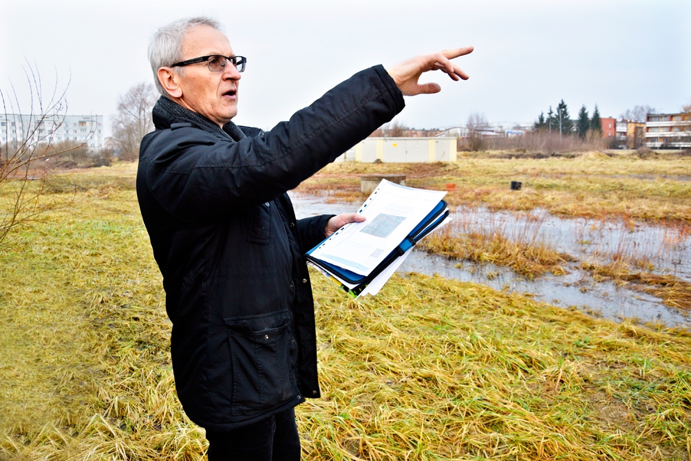 Voldemārs Čačs rāda, kur paredzēts izbūvēt Pilskalna ielas turpinājumu.
Autors: Ivars Bogdanovs