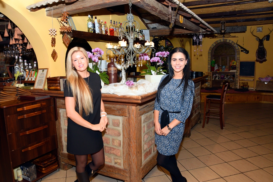 Kroga «Aveņi» vadītāja Vita Začesta (no kreisās) un viesmīle Alise Brinķe pārliecinātas, ka pēc remonta apmeklētājiem šeit patiks vēl labāk. 
Autors: Ivars Bogdanovs