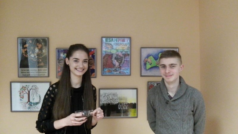 Darba autori, Bauskas 2. vidusskolas 11.a klases audzēkņi Ina Jajus un Kristians Kuzmins. Abi apskata citus uzvarējušos darbus.
Autors: No albuma.