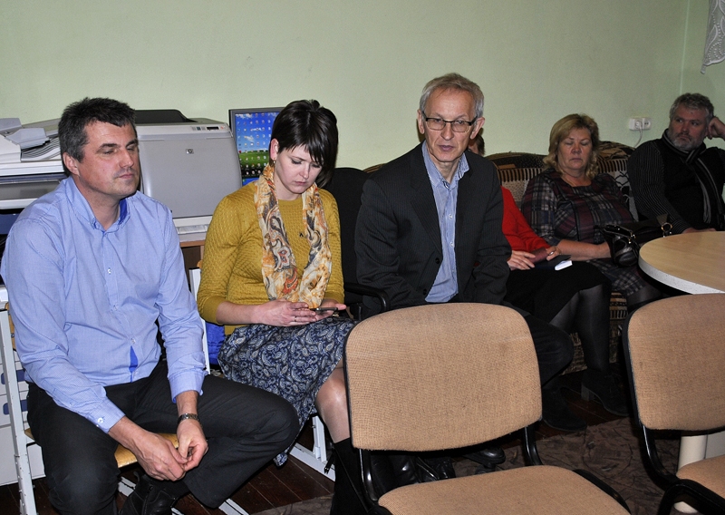 Mežgaļu pamatskolā 19. decembrī ar pedagogiem un vecākiem par izglītības iestādes nākotni runāja novada domes deputāti, administrācijas pārstāvji. Deputāti Aivija Kursīte un Aleksandrs Novickis uz šo tikšanos nebija ieradušies.
Autors: Vilnis Auzāns