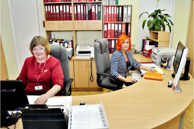 Vienotais klientu apkalpošanas centrs darbojas Rundāles novada domes kancelejā. Iedzīvotājus te apkalpo kancelejas vadītāja Santa Švāģere (no labās) un lietvede Inese Skujiņa. 