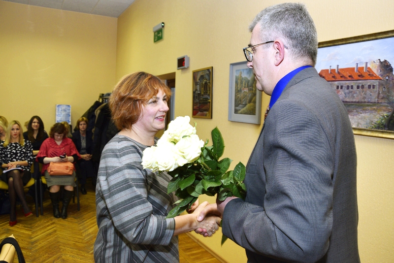 Īslīces pagasta jauno pārvaldnieci Sandru Ķiseli sveic Bauskas novada domes priekšsēdētājs Raitis Ābelnieks.