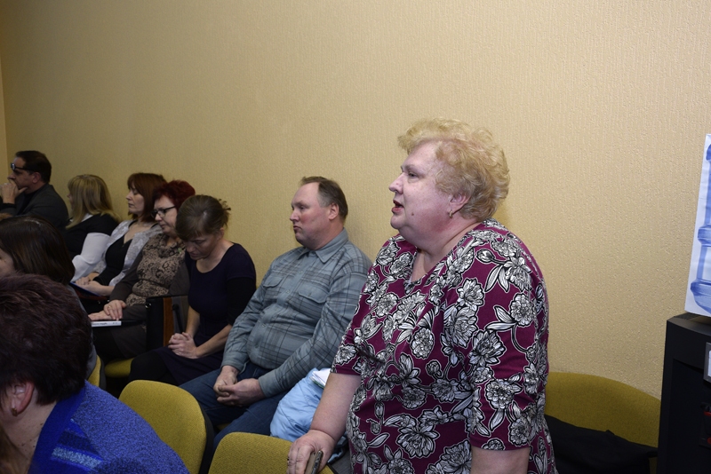 Mežgaļu pamatskolas audzēkņu vecāku pārstāve Daiga Rjabceva (no labās) vēlējās zināt, kā tiks nodrošināta skolēnu nokļūšana pulksten astoņos no rīta uz pirmo stundu Bauskas Valsts ģimnāzijā.
Autors: Ivars Bogdanovs