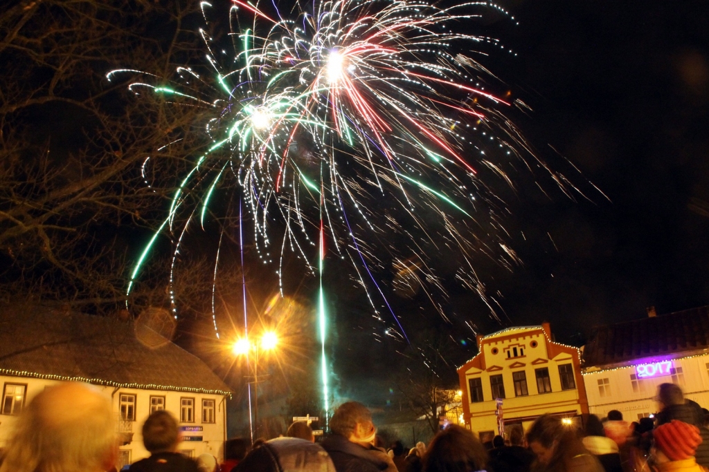 Salūts priecēja Jaunā gada sagaidītājus Bauskā. 
Autors: Uldis Varnevičs
