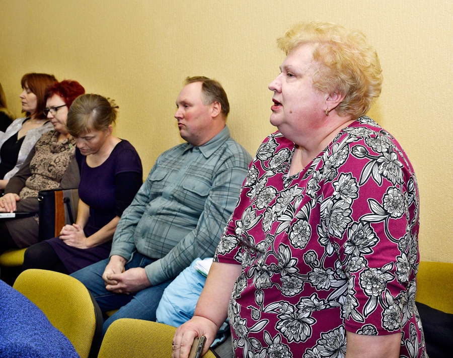 Daiga Rjabceva (no labās), Mežgaļu pamatskolas audzēkņu vecāku pārstāve, vēlējās zināt, kā tiks nodrošināta skolēnu nokļūšana pulksten astoņos no rīta uz pirmo stundu Bauskas Valsts ģimnāzijā. 
Autors: Ivars Bogdanovs