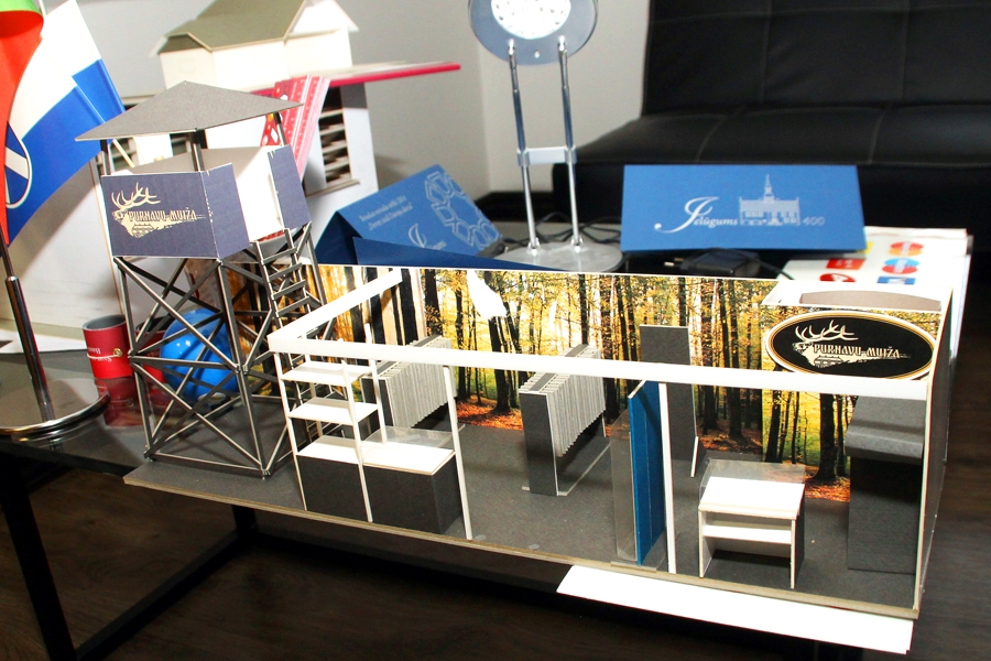 Makets, kas veidots medību inventāra veikala «Purnavu muiža» izstādes stendam Ķīpsalā. A. Pastors atzīst, ka viņš labprātāk izgatavo šādu maketu, nevis datorā trīsdimensiju projektu. «Man šķiet, ka makets klientam palīdz ideju ieraudzīt saprotamāk. Ja varētu atļauties laiku veltīt hobijiem, tad maketu izgatavošana varētu būt viens no tiem,» stāsta uzņēmējs. Arī SIA «Bauskas alus» veikala «Bauskas miestiņš un citi labumi» iekārtojumam vispirms tapis makets. 
Autors: Uldis Varnevičs