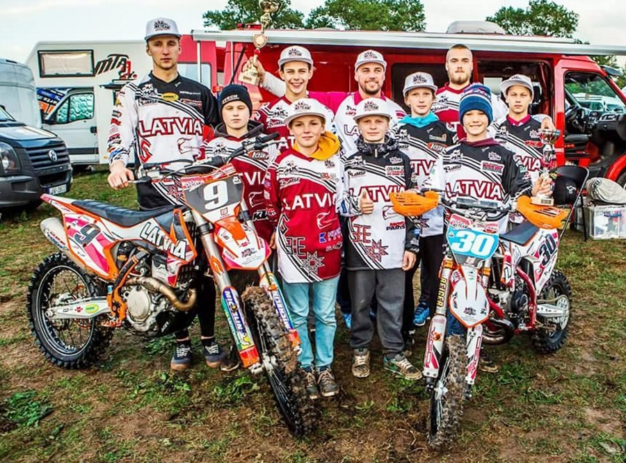 Latvijas izlases sastāvā Beļģijā – Kristers Drevinskis (no kreisās) un Tomass Šileika (aizmugurē no labās).
Autors: no lumsf.lv