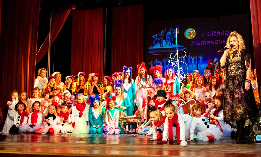 Kitija Vīgupa (no labās) kopā ar saviem «Lēras» dejotājiem.
Autors: Nauris Veiss