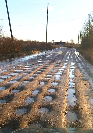 Ceļš Jāņupe–Iecava, pēc komentētāju viedokļa, esot labs tikai tad, ja brauc ar tanku.
Autors: J. Salenieks