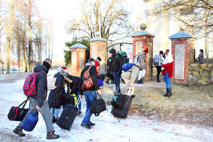 Eiropas valstu jaunieši, ieradušies Vecumniekos, dodas uz  vietējo luterāņu baznīcu.
Autors: Katrīna Antonova 