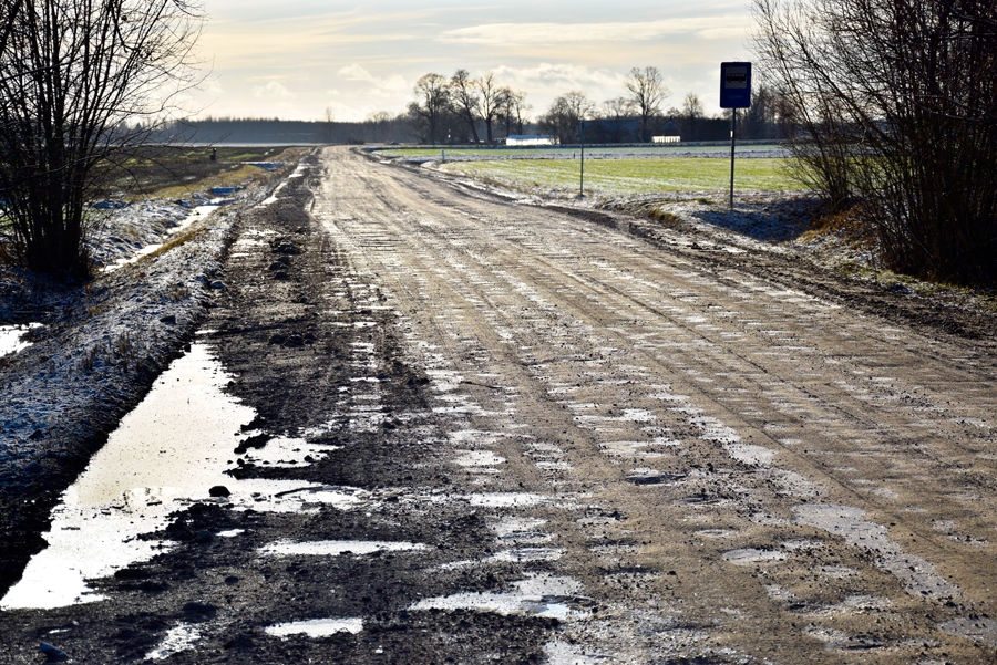Šogad plānota sagatavošanās un darbu sākums autoceļa Pilsrundāle–Svitene–Klieņi rekonstrukcijai. Piešķirtā kvota 1,17 miljonu apmērā ļautu rekonstruēt ceļa grants posmu, bet par pašvaldības līdzekļiem jāieklāj asfalts. Pašlaik provizoriskās aplēses, ko veikusi Satiksmes ministrija, liecina, ka ceļa pamatkārtas rekonstrukcija varētu izmaksāt no 930 līdz 990 tūkstošiem eiro, bet ceļa asfaltēšana, paredzot dilumkārtu un asfaltbetonu, prasītu ap 770 tūkstošiem eiro.
Autors: Ivars Bogdanovs
