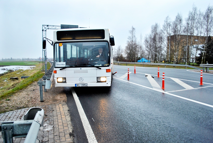 Autobusa šoferis Jozs Gaidžūns demonstrē, ka, izbraucot no Grenctāles, nav iespējams veikt kreiso pagriezienu, neuzbraucot jaunuzstādītajiem signālstabiņiem.
Autors: Vilnis Auzāns