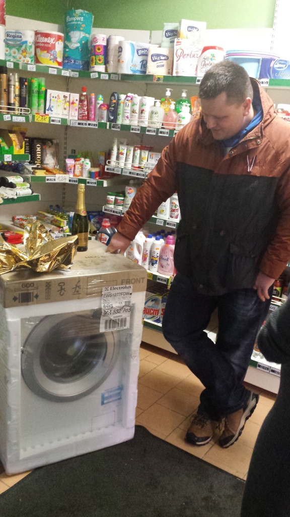 «AIBE» loterijā Aldis Mucenieks balvā ieguva veļas mazgājamo mašīnu. 
Autors: No albuma.