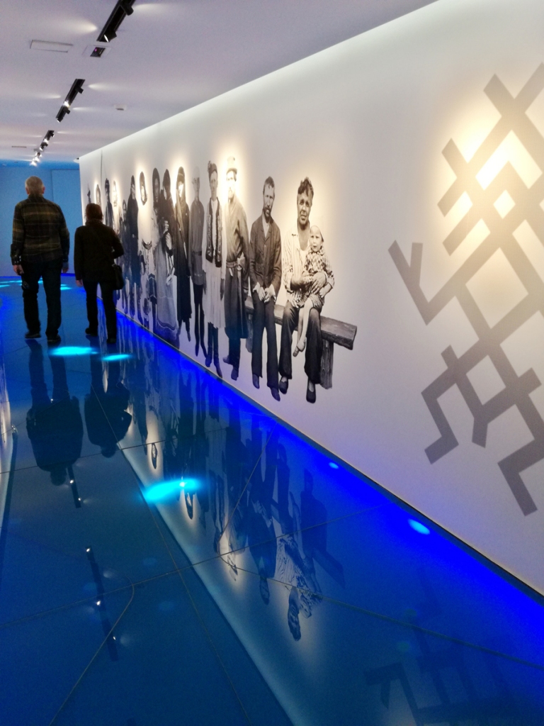 Ekspozīcijā – Urālu zilā upe, tās krastos – cilvēki vēsturiskās fotogrāfijās. 
Autors: Lilita Lauskiniece