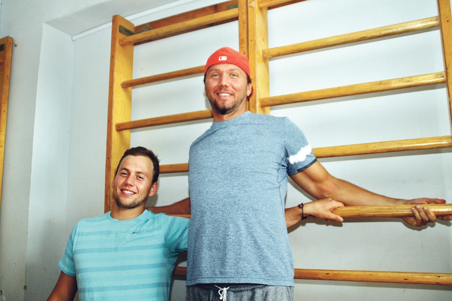 Ainārs Kovals (no labās) vingrinās pats un trenē arī Kristapu Jaunpujenu-Pujenu. Arī šogad ceram no viņiem abiem sagaidīt labus rezultātus šķēpmešanā.
Autors: no «Bauskas Dzīves» arhīva. 