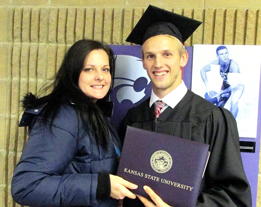 Reinis Krēgers, Vecumnieku novada daudzcīņnieks, aizvadītā gada nogalē beidzis studijas augstskolā ASV. «Vēl gadu varam ar sievu šeit uzturēties – izmantošu šo iespēju, lai sagatavotos Pasaules Universiādei,» «Bauskas Dzīvei» pauda sportists. Attēlā – Reinis Krēgers kopā ar sievu Baibu.
Autors: no R. Krēgera albuma. 