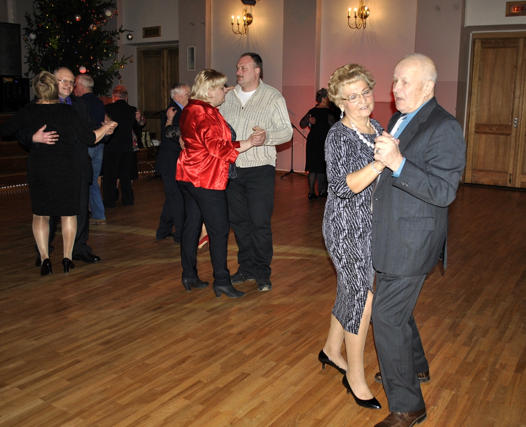 Savu valsi mūža garumā jaunā gada ballē izdejo baušķenieki Valija un Kārlis Bračkas (no labās). Pērn viņi nosvinēja skaisto zelta kāzu jubileju. 
Autors: Vilnis Auzāns