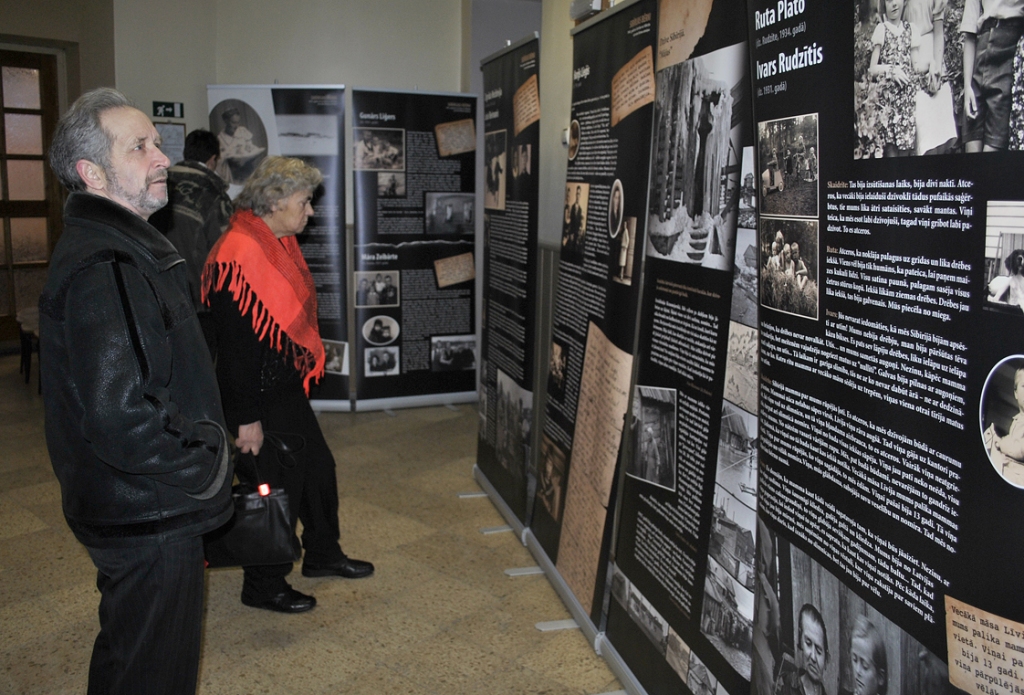 Bauskas kultūras centrā skatāma ceļojošā izstāde «Sibīrijas bērni». Iespēju iepazīties ar vestibilā izlikto ekspozīciju izmanto kultūras centra pasākumu apmeklētāji. 
Autors: Vilnis Auzāns