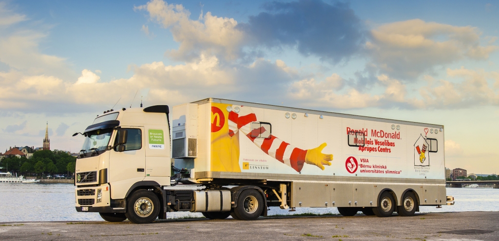 Bērnu mobilais veselības centrs dažādus ārstus aizved pie pacientiem reģionos.
Autors: no aprūpes centra albuma.