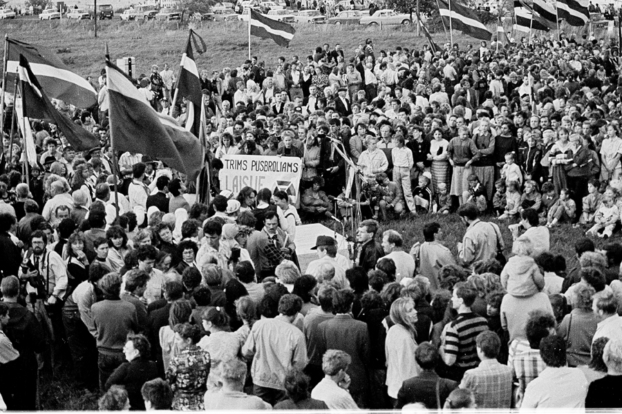 «Baltijas ceļa» manifestācijā apvienojās Latvijas, Lietuvas un Igaunijas iedzīvotāji, rādot visai pasaulei mierīga, bet iespaidīga brīvības protesta paraugu. 
Autors: no Arņa Indrika albuma