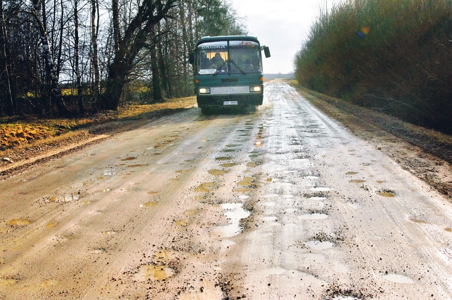 Patlaban Latvijā sliktā vai ļoti sliktā stāvoklī ir 44% autoceļu ar asfalta segumu un 43% ceļu ar grants segumu.
Autors: no «Bauskas Dzīves» arhīva.